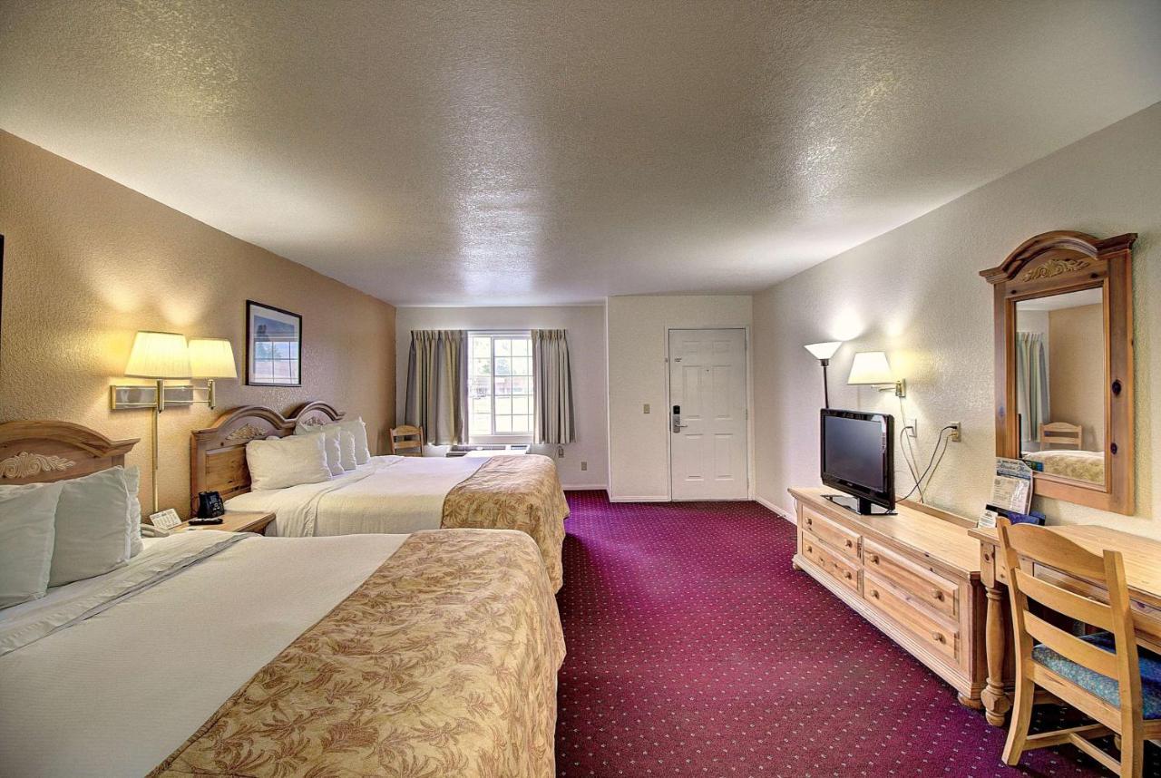 Days Inn & Suites By Wyndham Lolo Eksteriør billede