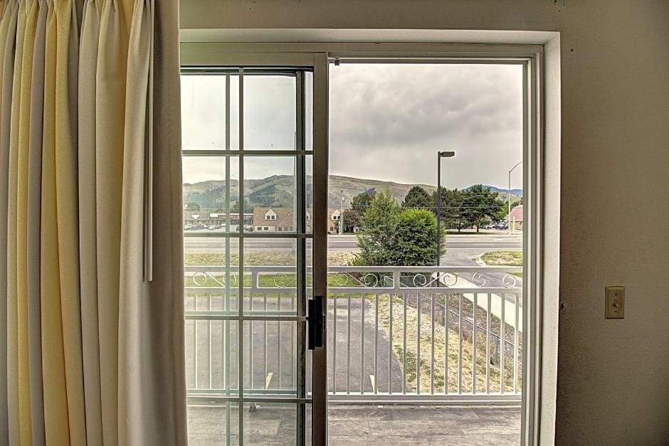 Days Inn & Suites By Wyndham Lolo Eksteriør billede