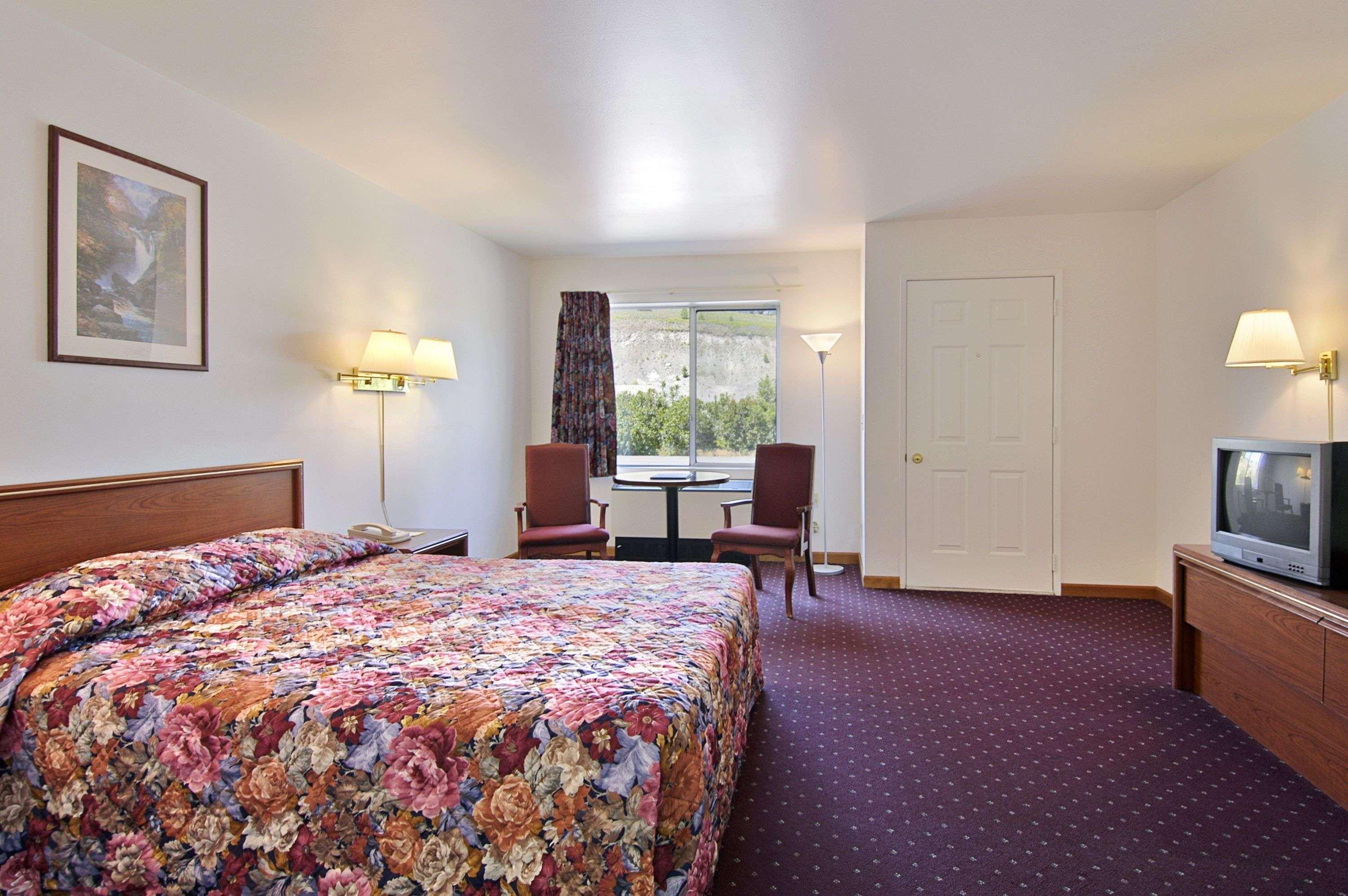 Days Inn & Suites By Wyndham Lolo Eksteriør billede