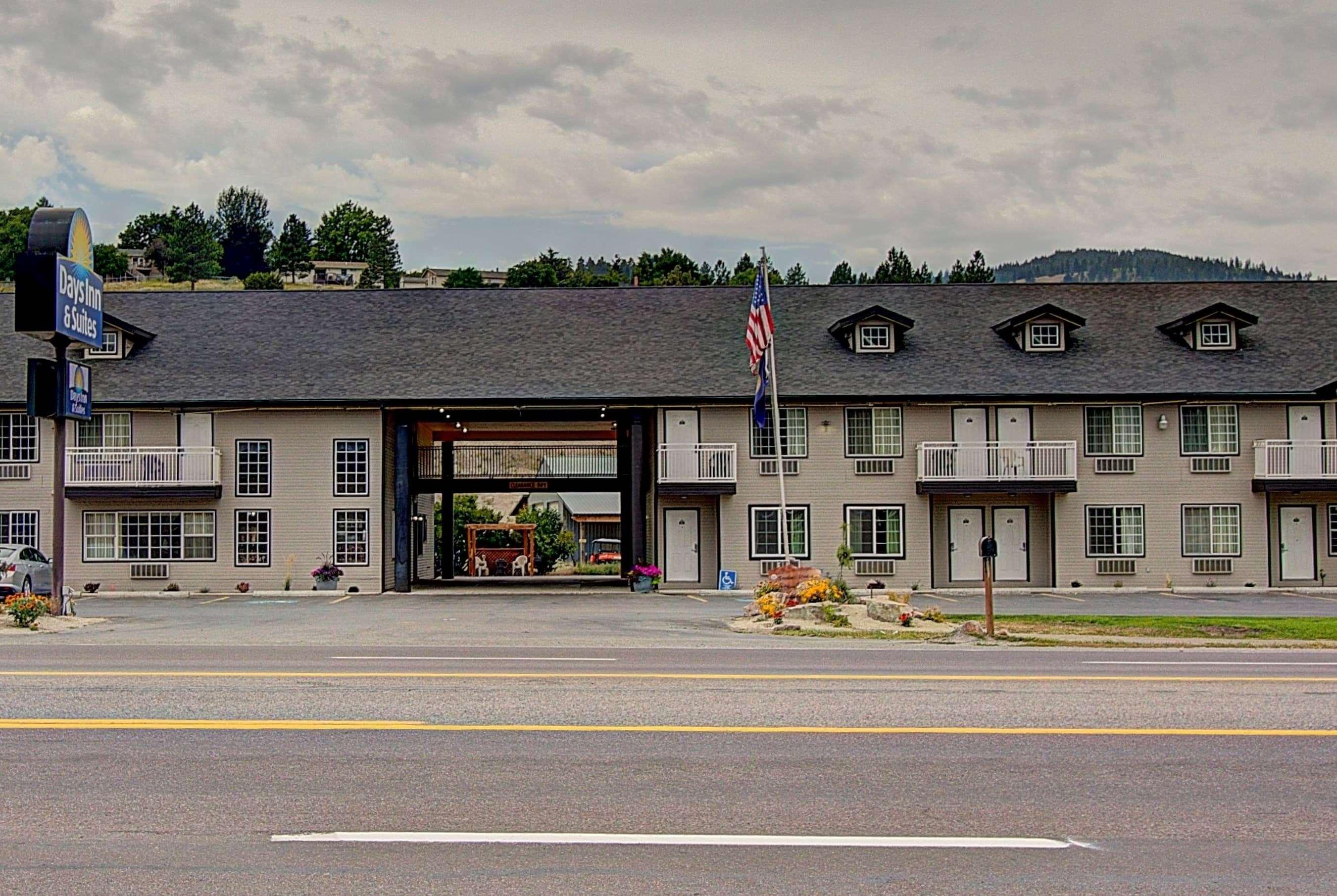 Days Inn & Suites By Wyndham Lolo Eksteriør billede