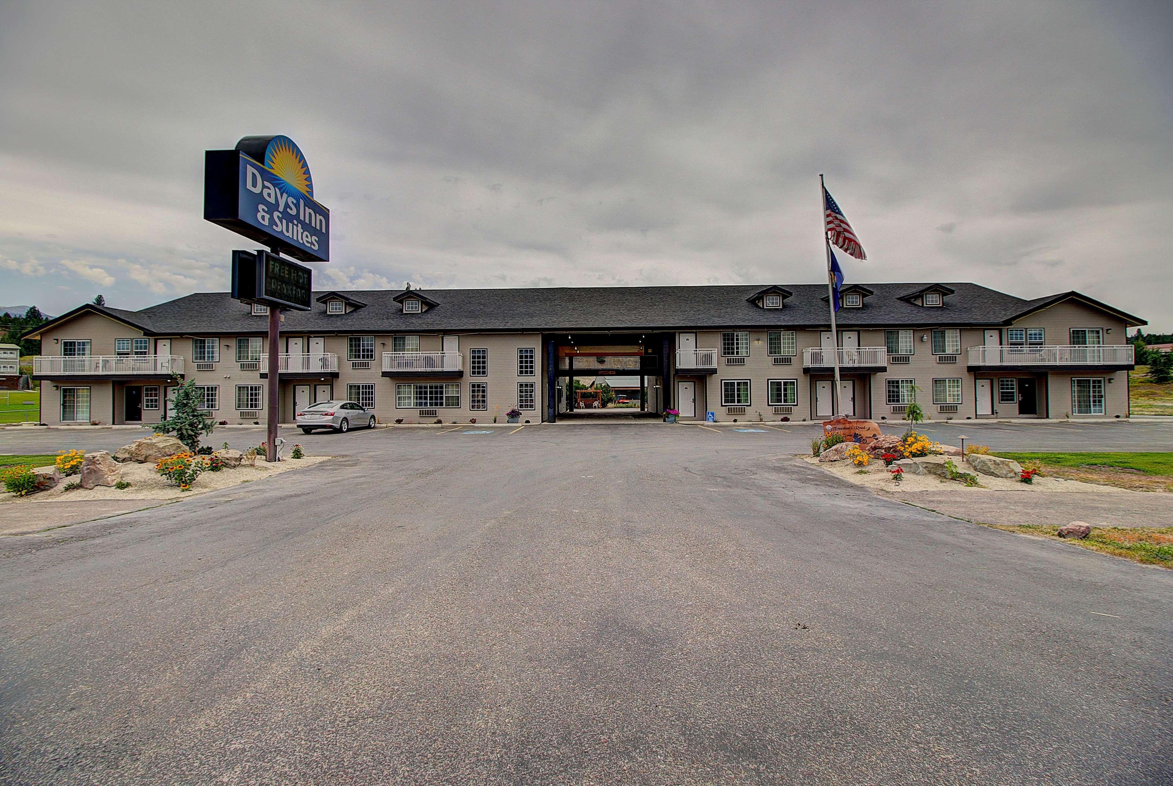 Days Inn & Suites By Wyndham Lolo Eksteriør billede