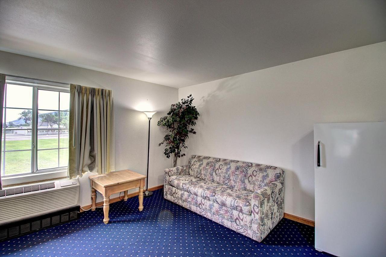 Days Inn & Suites By Wyndham Lolo Eksteriør billede